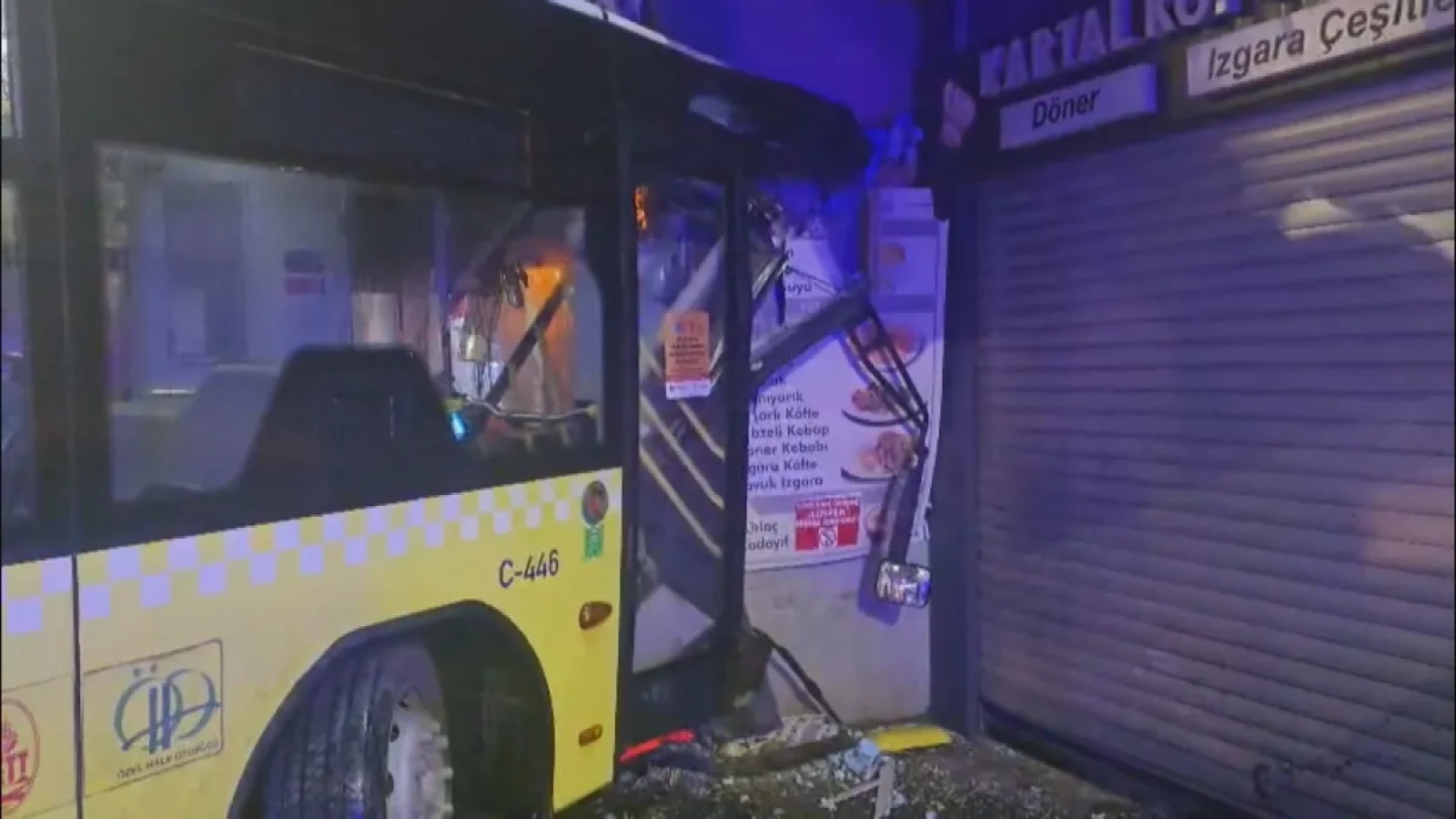 1200x675-kartalda-dehset-anlari-kontrolden-cikan-iett-otobusu-duvara-carpti-1768159233788