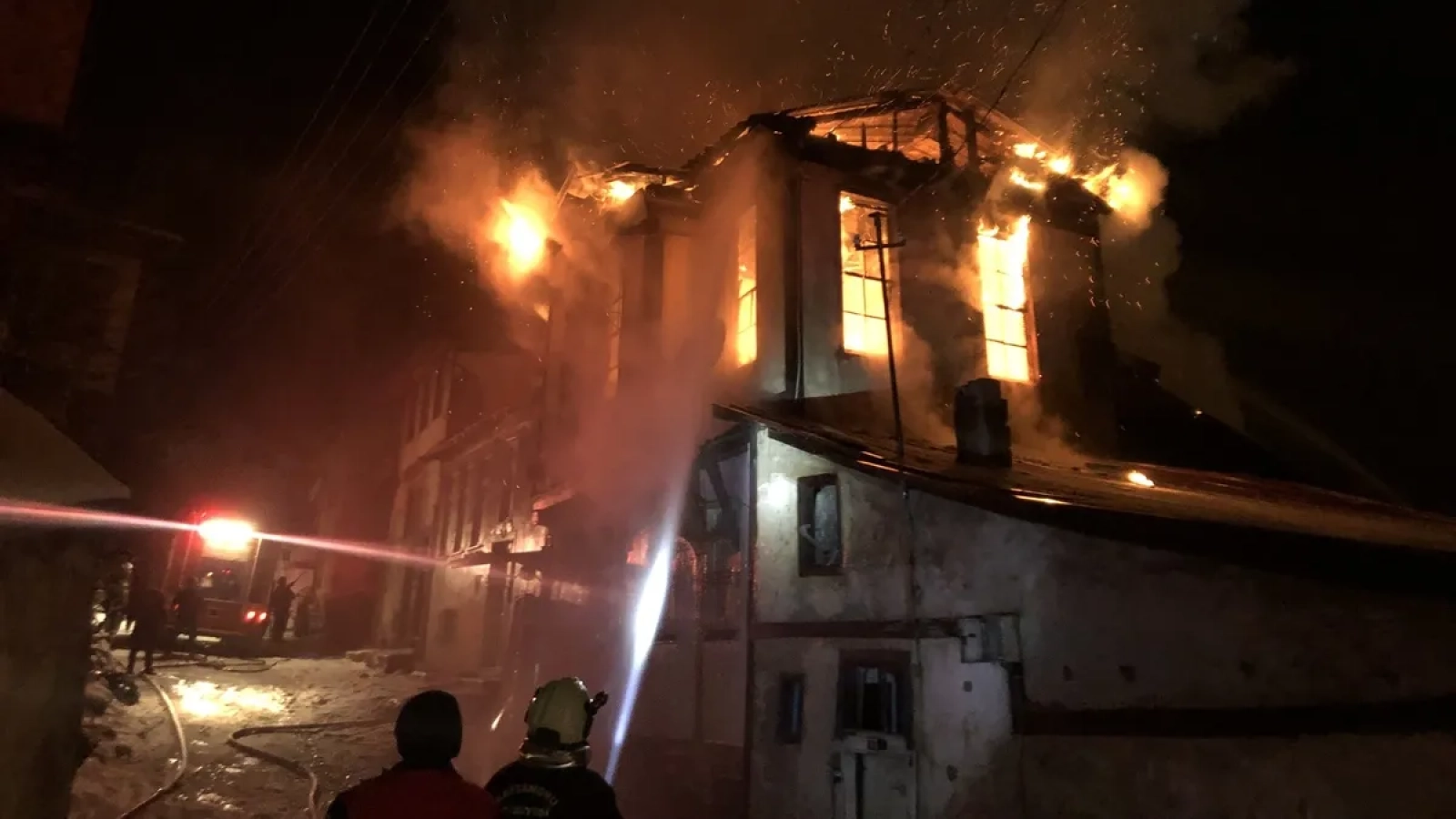 1200x675-kastamonuda-tarihi-konak-yanginda-kule-dondu-1769032695901