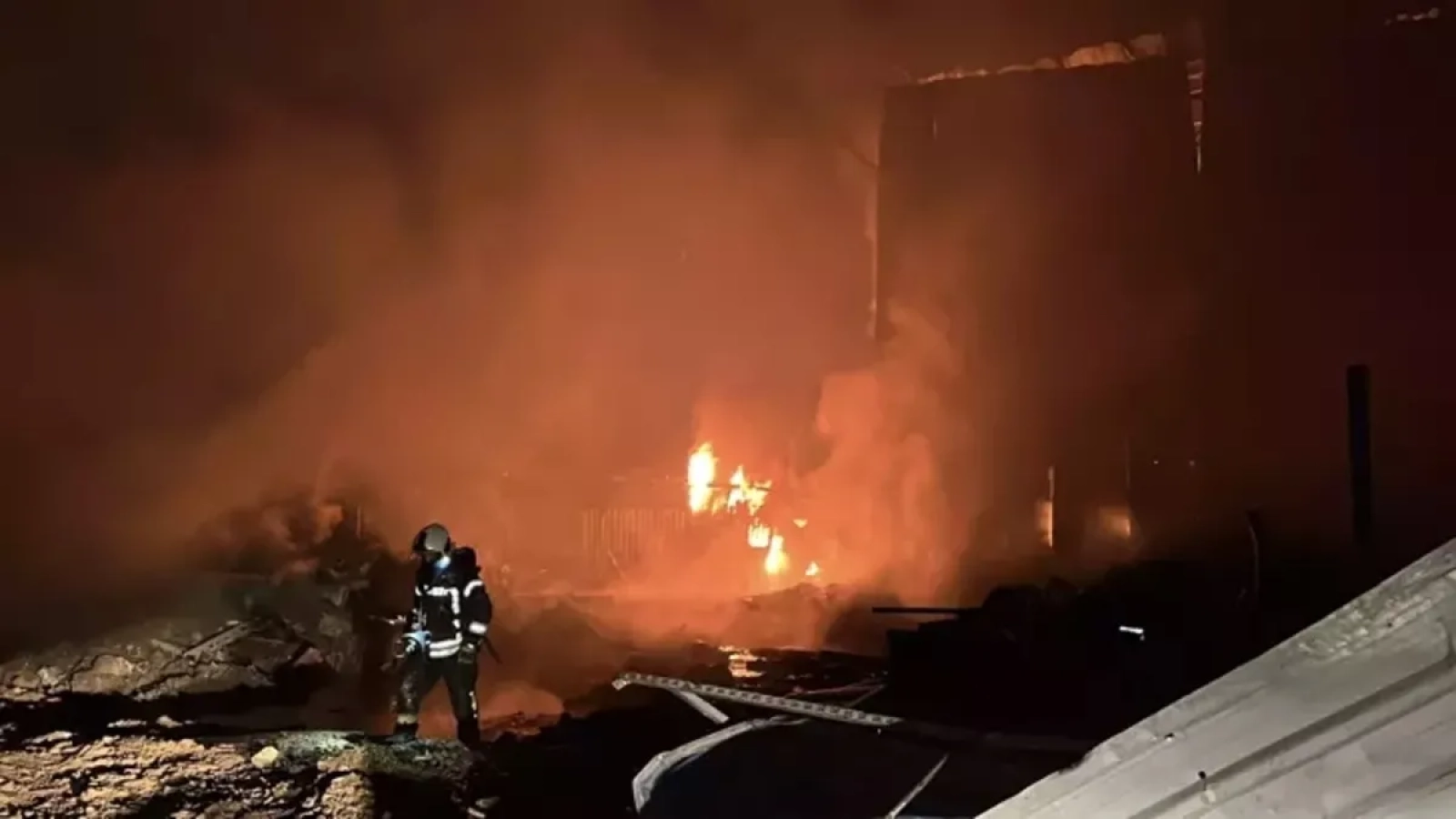 1200x675-kocaelide-atik-plastik-deposunda-yangin-alevler-4-saat-sonra-kontrol-altina-alindi-1769222479137