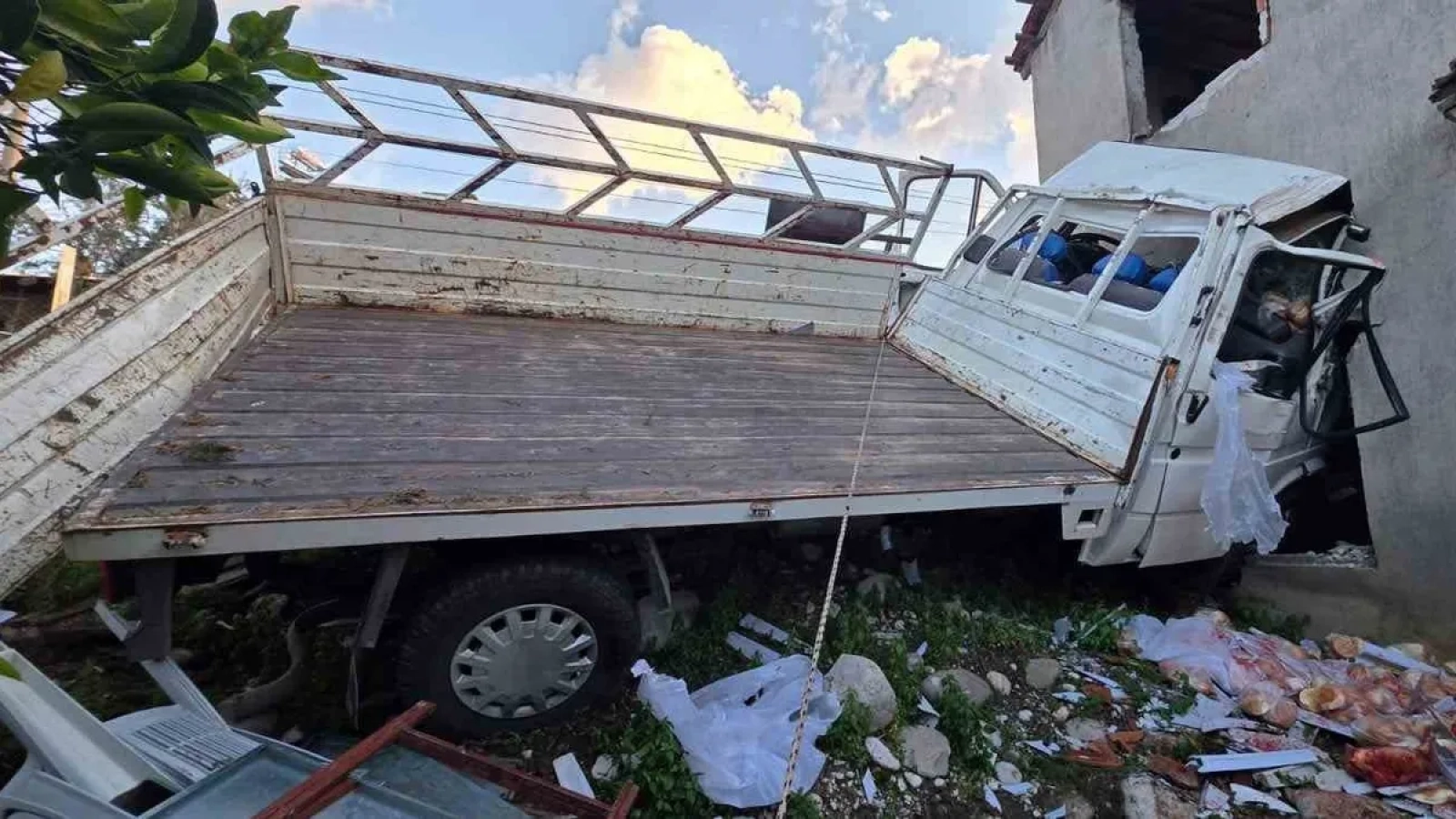 1200x675-kontrolden-cikan-kamyonet-eve-carpti-1-olu-1768732726838