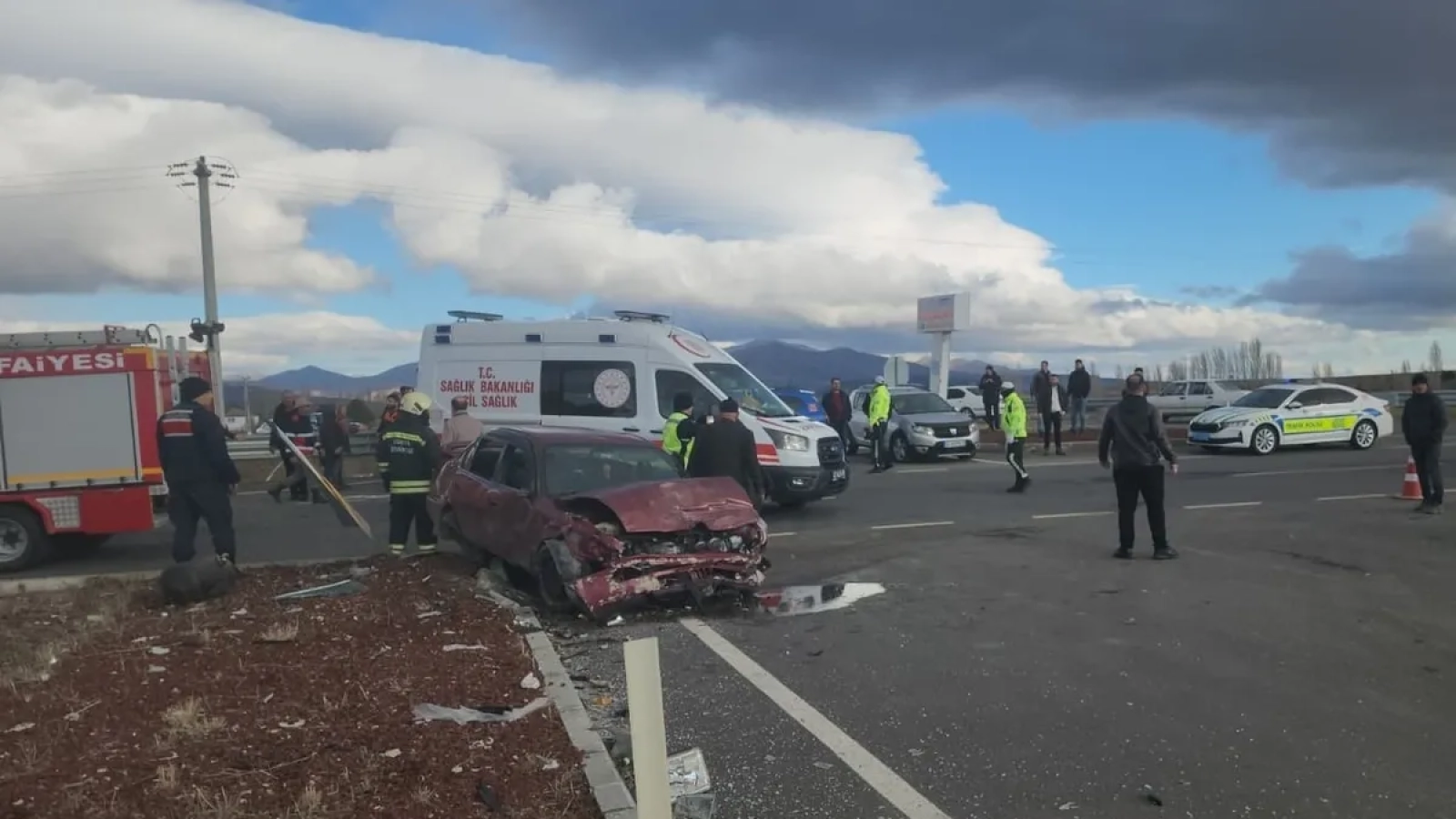 1200x675-konyada-iki-otomobil-carpisti-1-olu-1-yarali-1768058353451