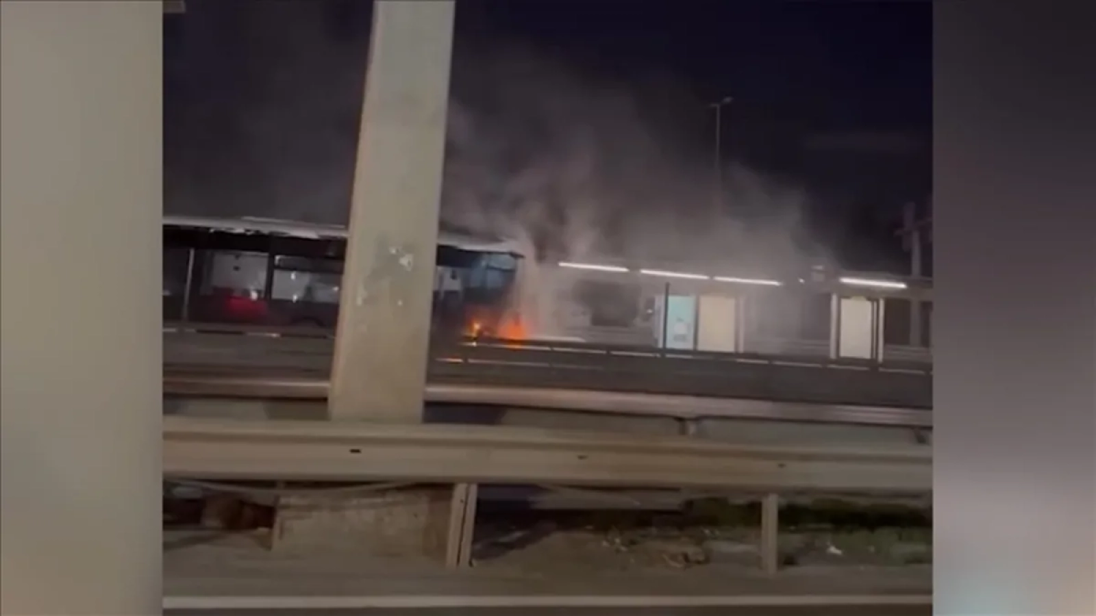 1200x675-kucukcekmecede-metrobus-yangini-yolcular-tahliye-edildi-1767339825740