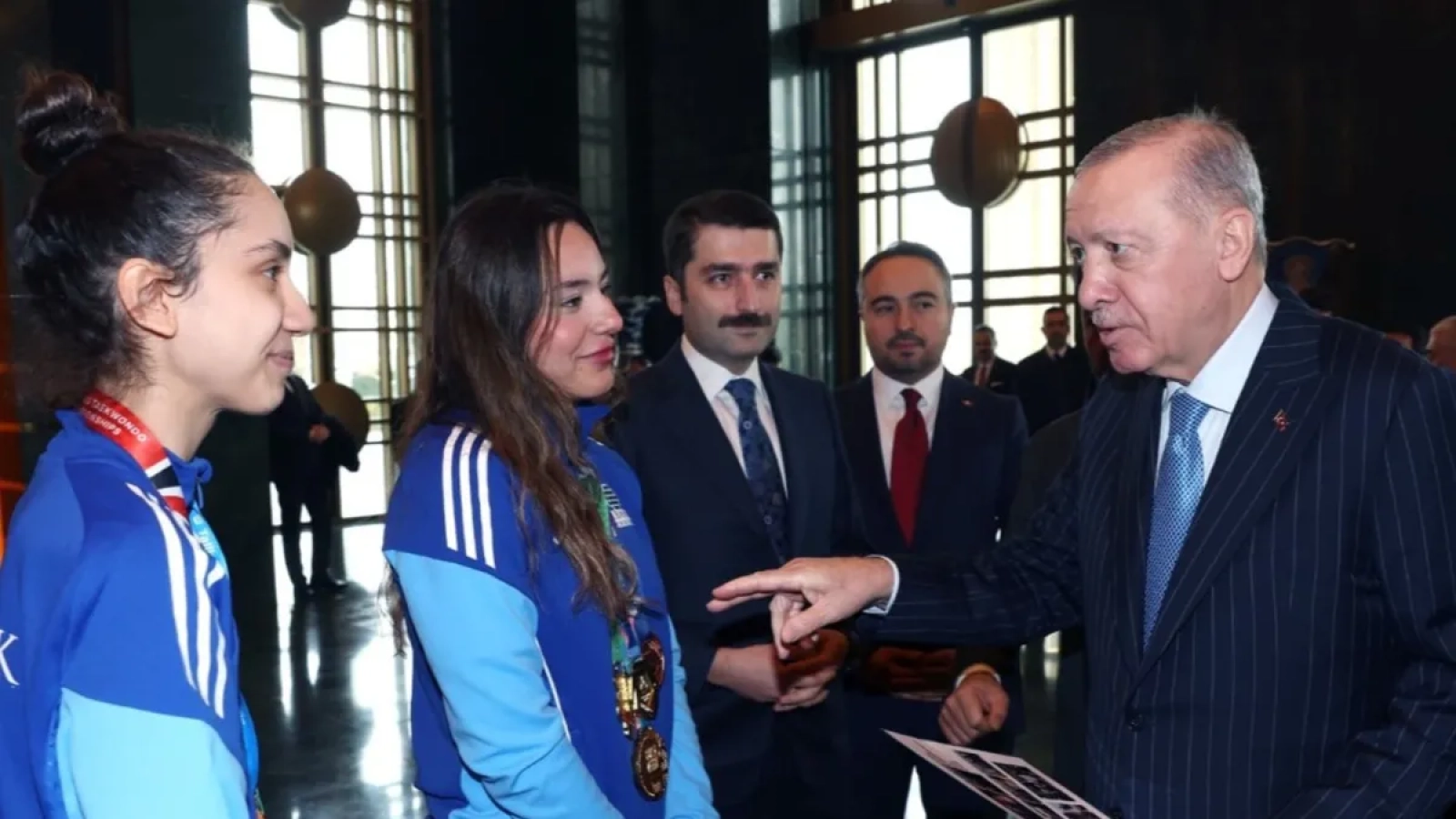 1200x675-kulliyede-kabul-baskan-erdogan-milli-tekvandocu-sude-yaren-ve-sila-irmak-uzuncavdar-ile-gorustu-1767708467715