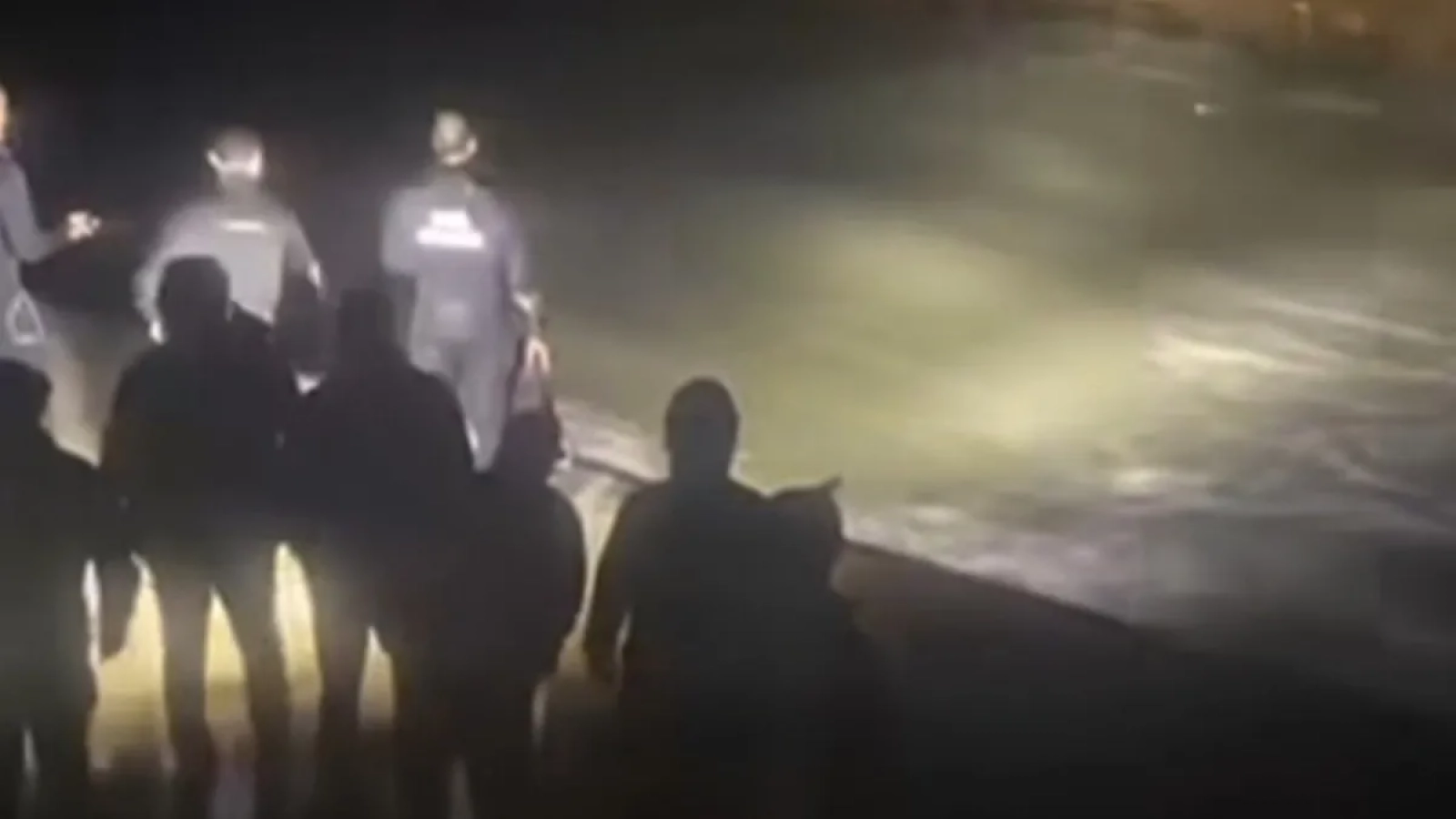 1200x675-kusadasinda-feci-olay-kuvvetli-firtina-iscileri-denize-savurdu-1767919357254