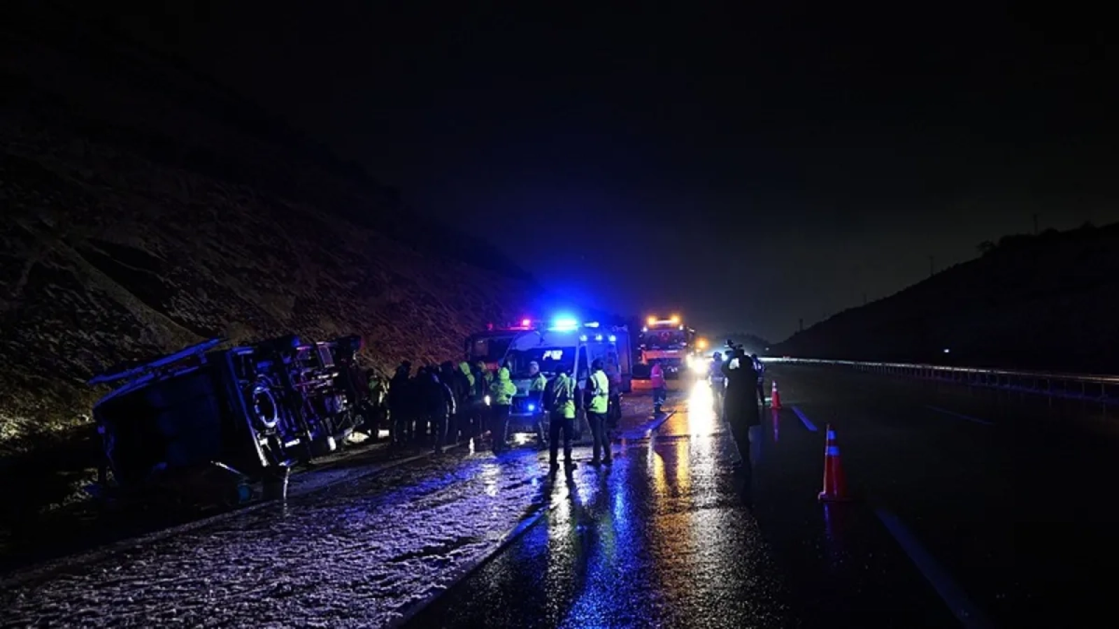 1200x675-kuzey-cevre-otoyolunda-servis-minibusu-devrildi-cok-sayida-yarali-var-1768713066956