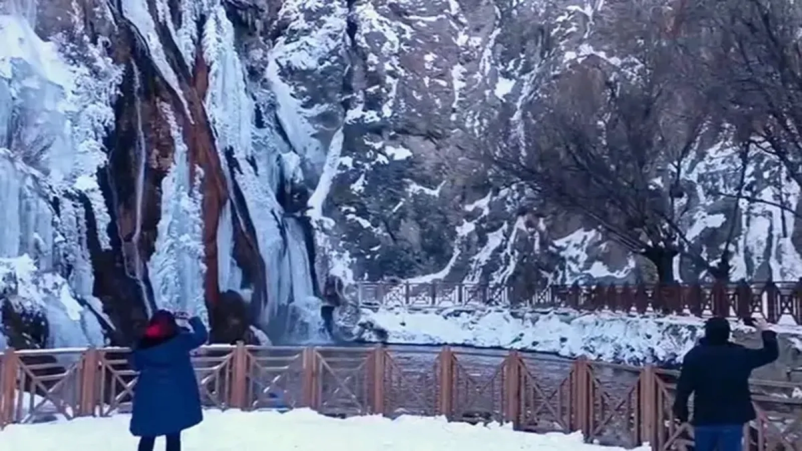 1200x675-malatyada-gunpinar-selalesi-dondu-1767534442207