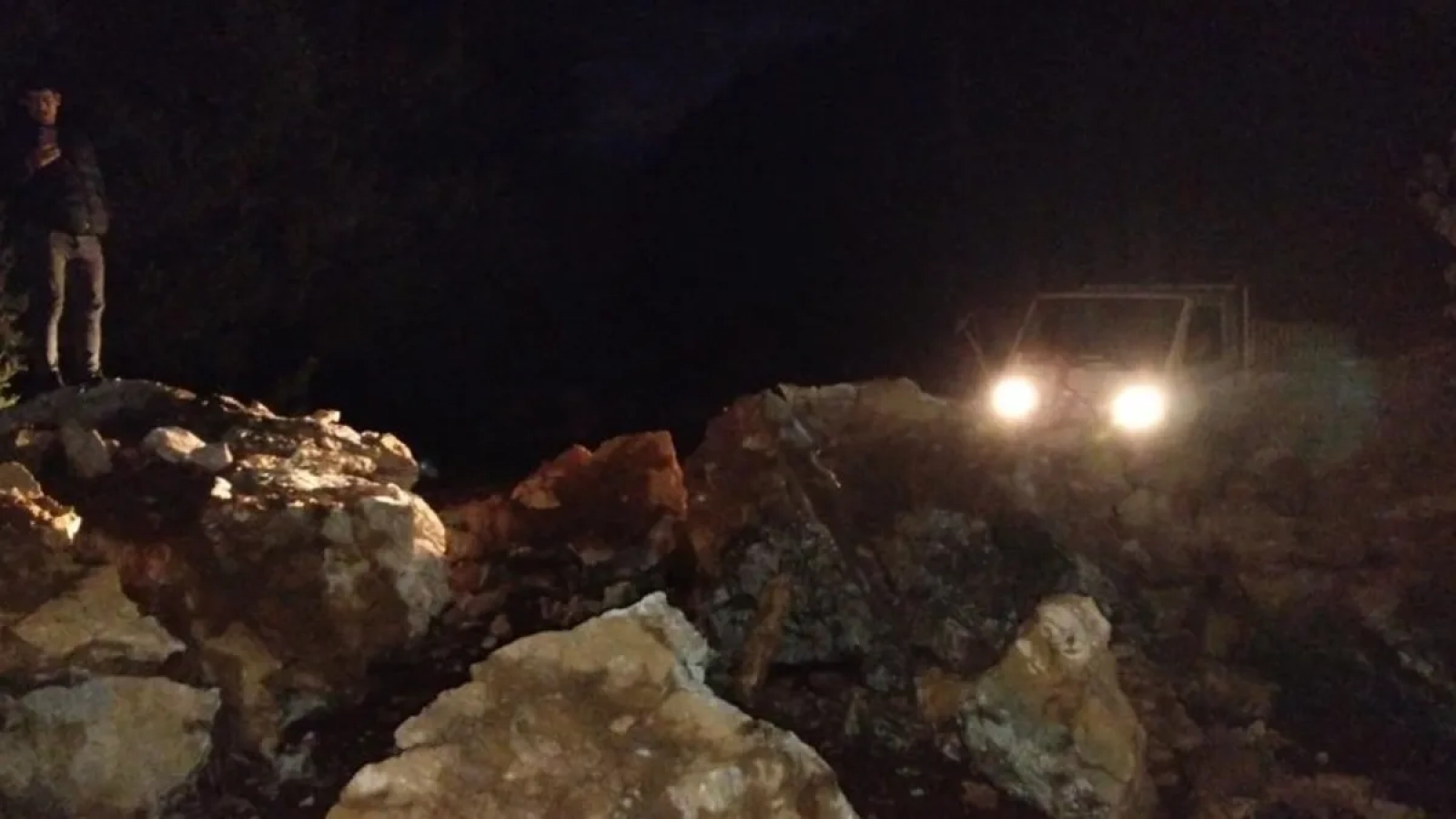 1200x675-marmariste-saganak-yagis-heyelana-neden-oldu-dev-kayalar-yolu-kapatti-1767562594856