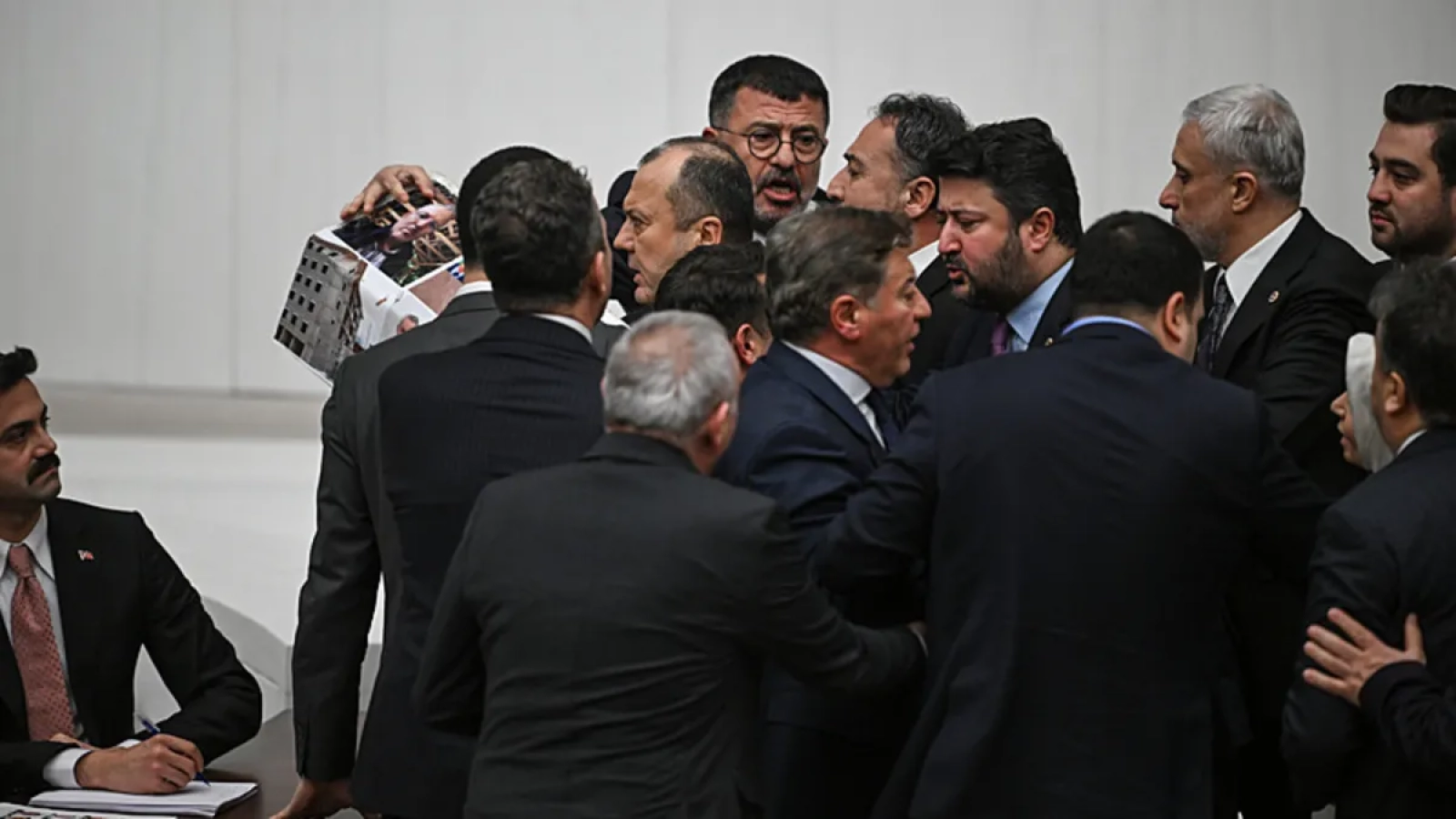 1200x675-mecliste-kursu-isgali-muhalefetten-emekli-maasi-duzenlemesine-engel-1769154057720