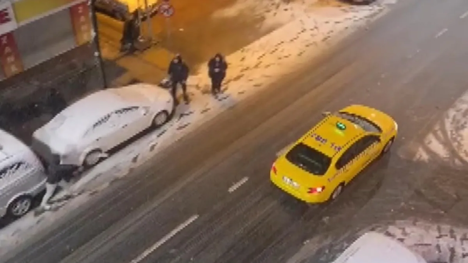 1200x675-megakent-beyaza-burundu-kar-topu-atan-genc-ve-taksici-arasinda-kavga-1768269572474