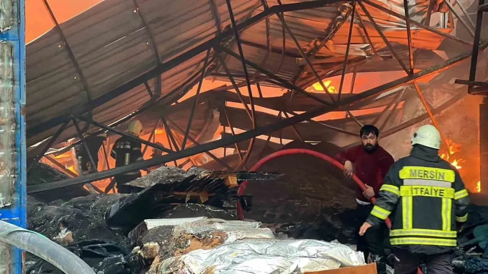 1200x675-mersinde-fabrika-deposunda-yangini-itfaiye-mudahale-ediyor-1768197395328