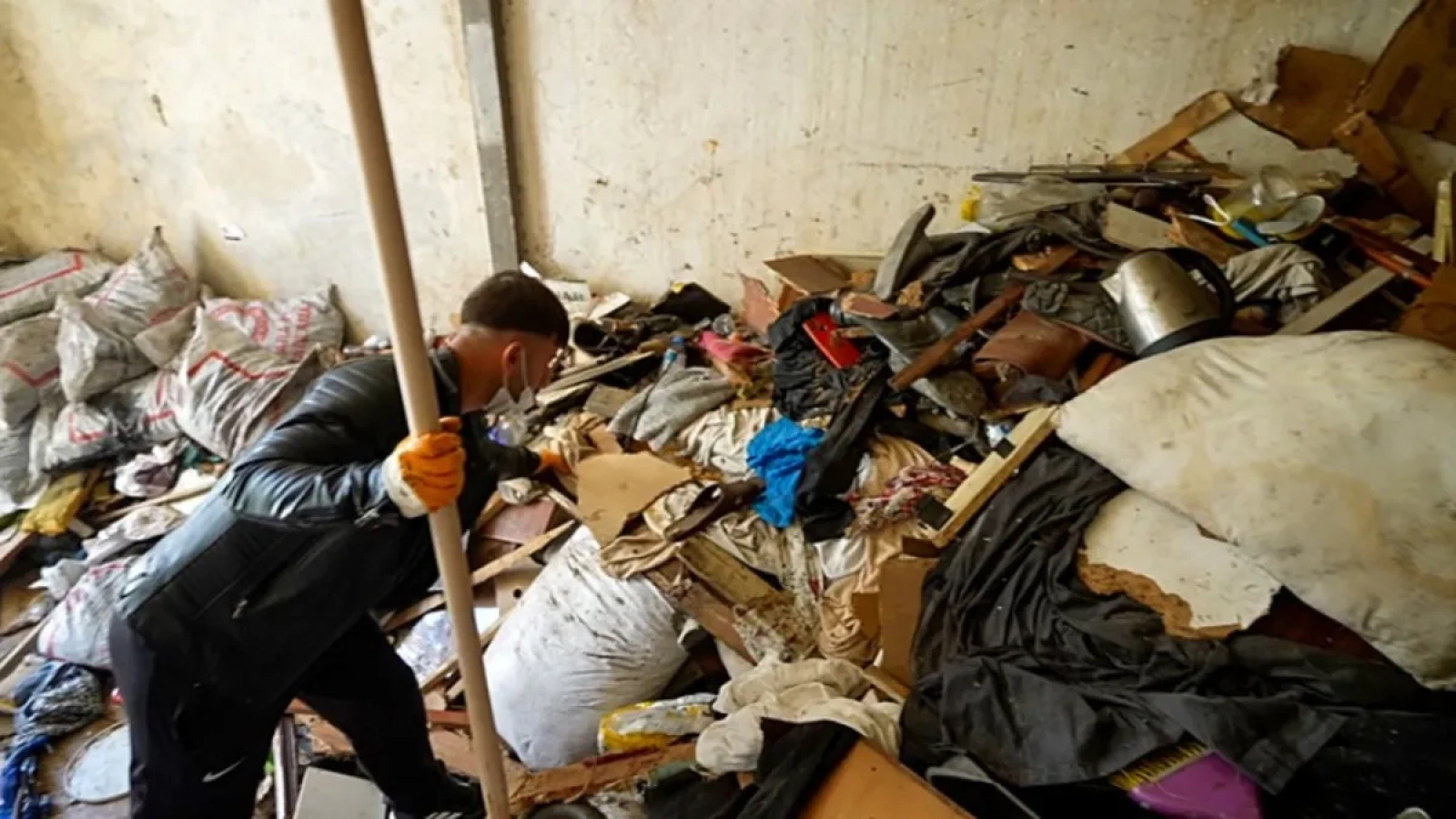 1200x675-mersinde-soke-eden-olay-evden-168-ton-cop-cikti-1768609687097