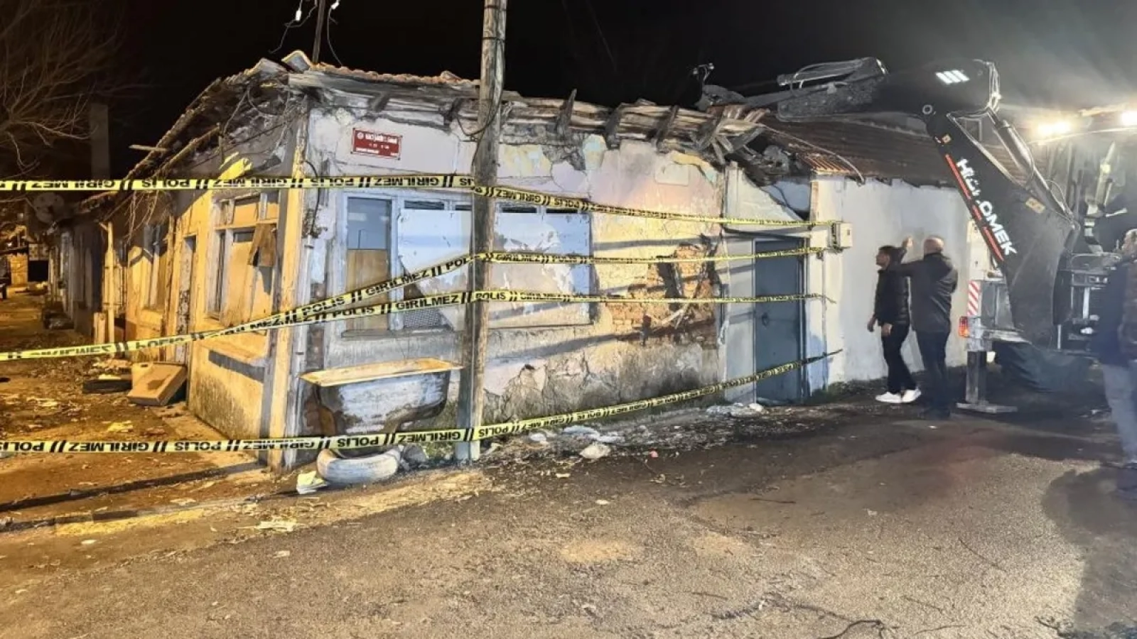 1200x675-metruk-binanin-catisi-coktu-bitisigindeki-ev-tahliye-edildi-1767475398048