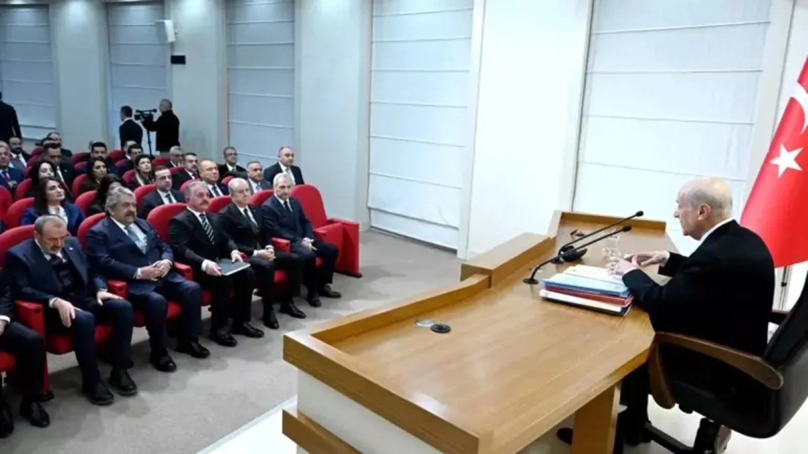 1200x675-mhp-myk-ve-mdk-genel-baskan-bahceli-baskanliginda-toplandi-1768571239352