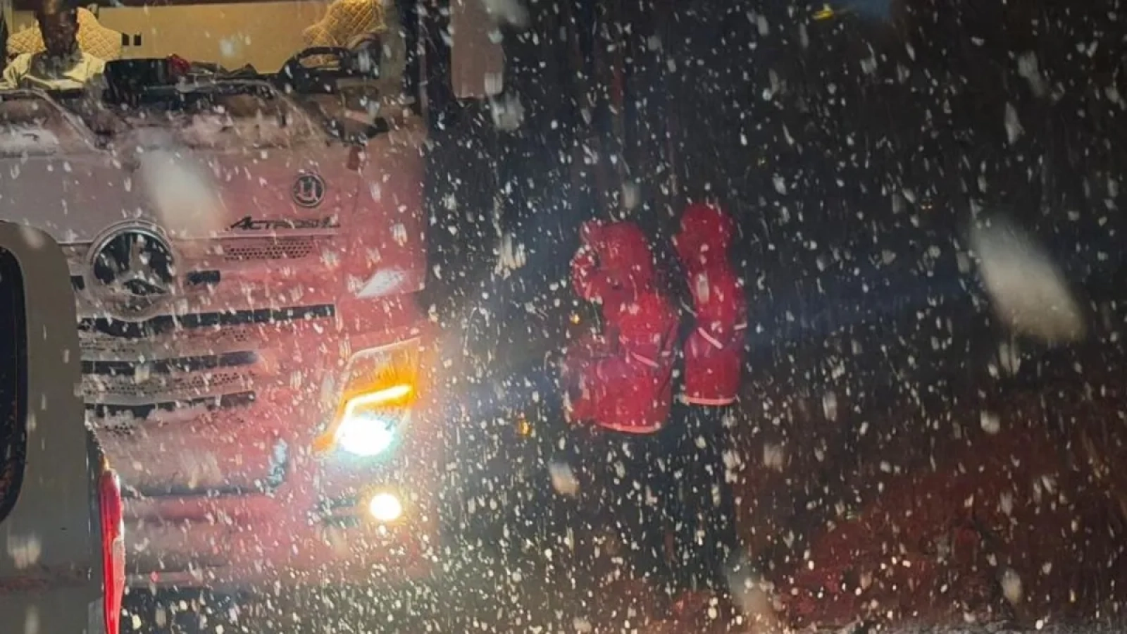 1200x675-musta-yogun-tipi-ve-kar-yagisi-hayati-felc-etti-180-kisi-yolda-mahsur-kaldi-1768244337801