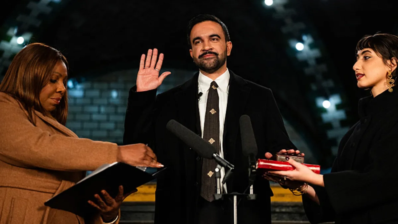 1200x675-new-york-belediye-baskani-mamdani-kuran-i-kerim-uzerine-yemin-etti-1767248212597