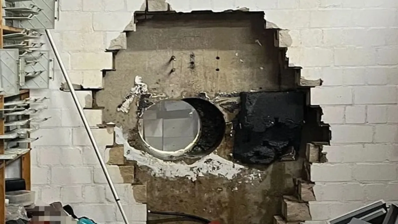 1200x675-o-film-almanyada-gercek-oldu-30-milyon-euroluk-kasa-vurgunu-hirsizlar-gunlerce-bankayi-soymus-1767167073923