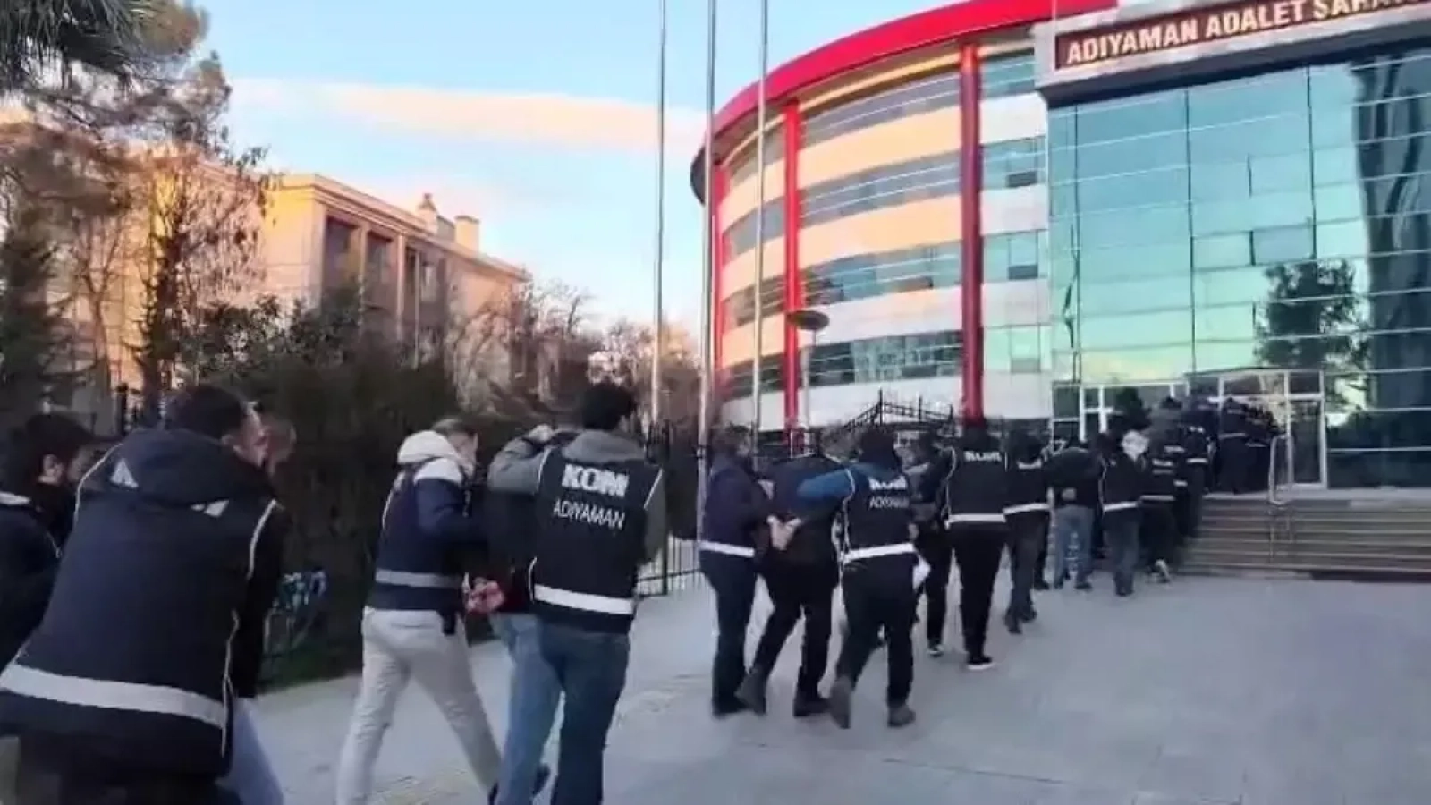 1200x675-operasyonda-gozaltina-alinan-21-sahistan-14u-tutuklandi-1768648408596