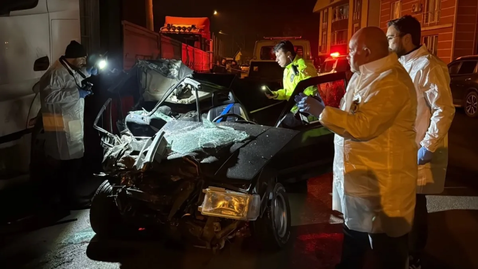 1200x675-otomobil-park-halindeki-tira-carpti-1i-agir-2-yarali-1769321423414