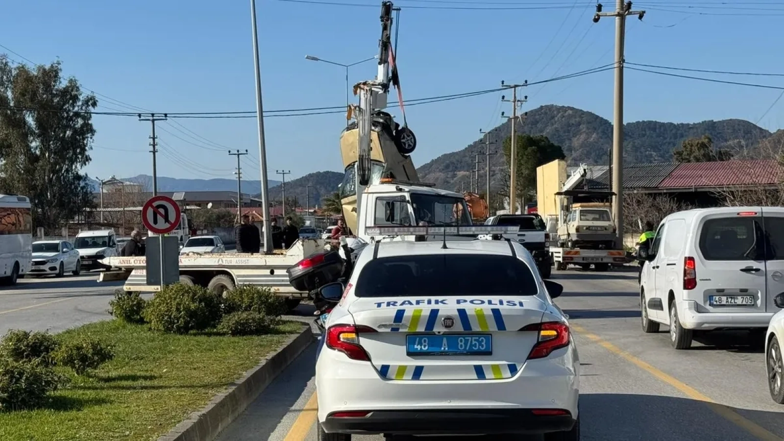 1200x675-otomobille-carpisan-ticari-arac-takla-atti-kaza-ani-kamerada-1768922283897