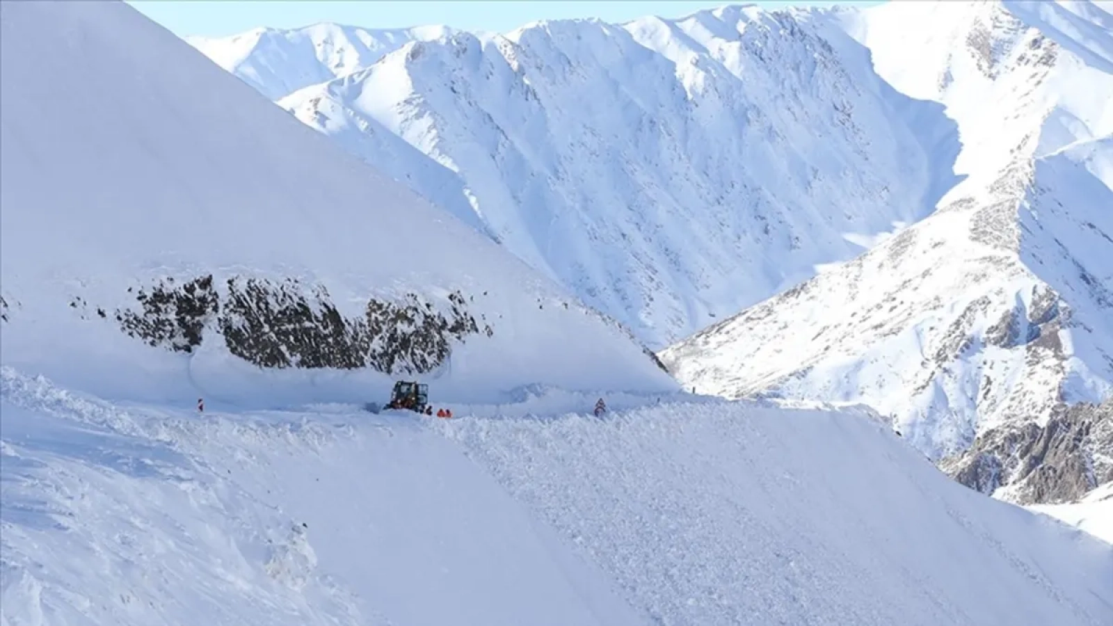 1200x675-pakistanda-cig-felaketi-9-kisi-hayatini-kaybetti-1769179775109