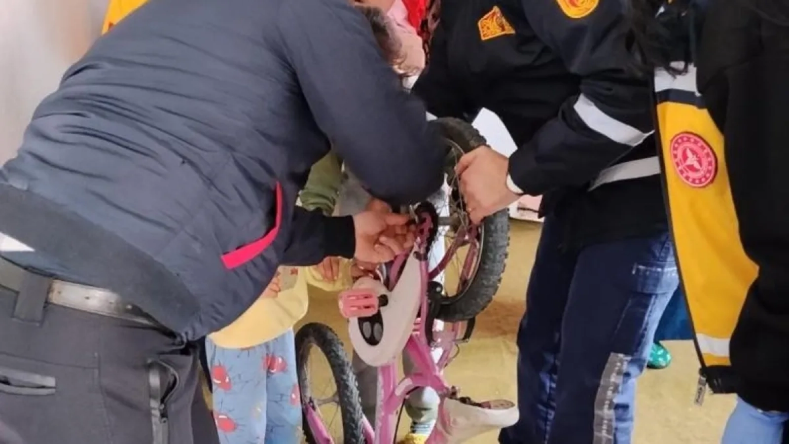 1200x675-parmagi-bisiklet-zincirine-sikisan-cocugu-itfaiye-kurtardi-1768164719994