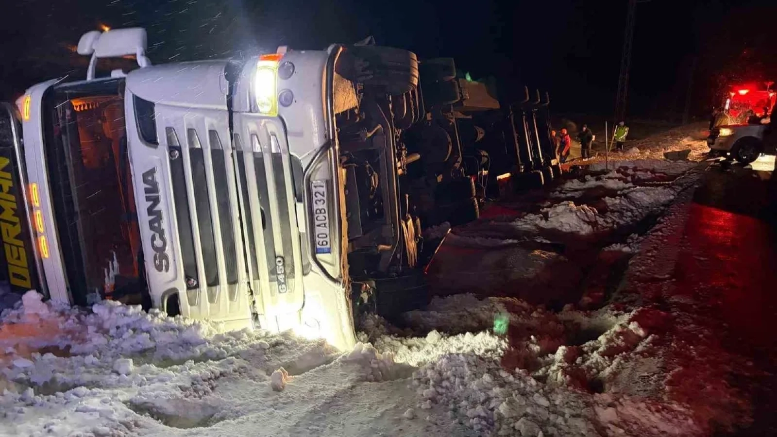 1200x675-refahiyede-hayvan-yuklu-tir-kazasi-45-buyukbas-kurtarildi-1768542603491