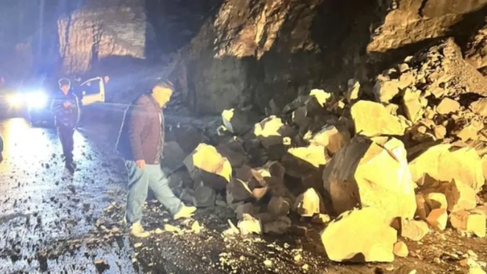 1200x675-sanliurfada-faciadan-donuldu-dagdan-kopan-kaya-parcalari-yolu-kapatti-1767298451028