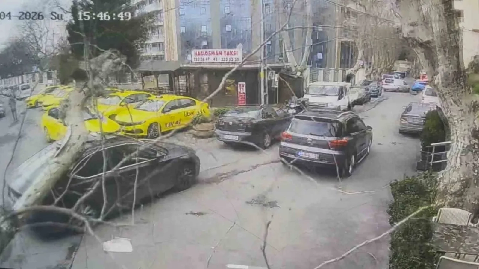 1200x675-sariyerde-cinar-agaci-otomobilin-uzerine-devrildi-o-anlar-kamerada-1767549514355