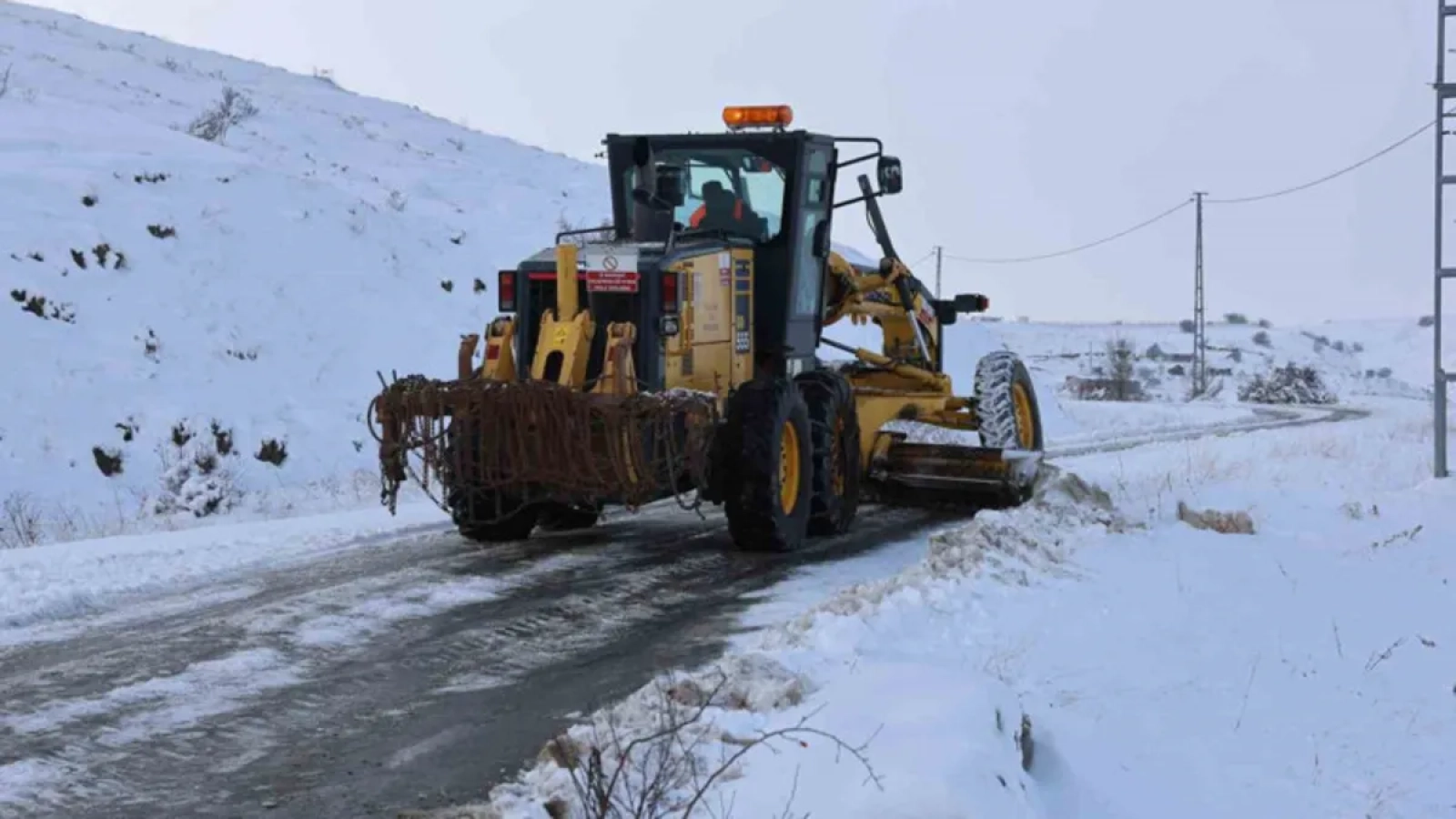 1200x675-sivasta-517-yerlesim-yerinin-yolu-ulasima-kapali-1768733013605