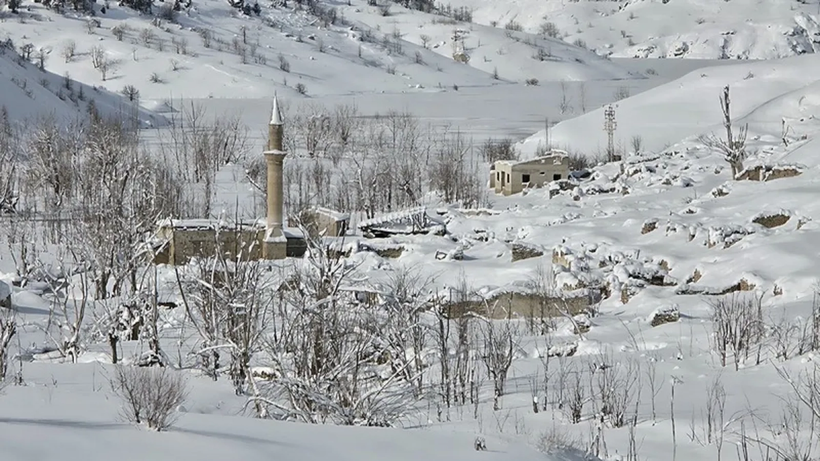 1200x675-sivasta-pusat-ozen-barajinin-yuzeyi-buz-tuttu-1768736554468