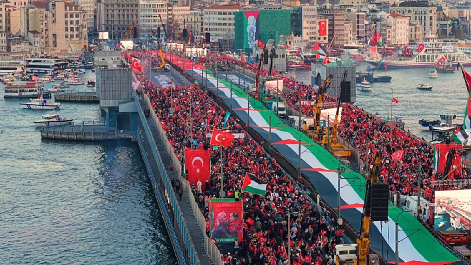 1200x675-spor-camiasi-filistine-destek-olmak-icin-galata-koprusunde-duzenlenen-eyleme-katildi-1767262583760