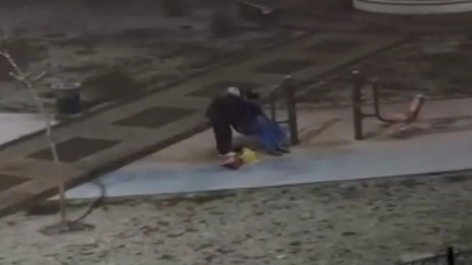 1200x675-sultangazide-kar-altinda-ilginc-olay-parkta-arkadasini-tiras-etti-1768257805321