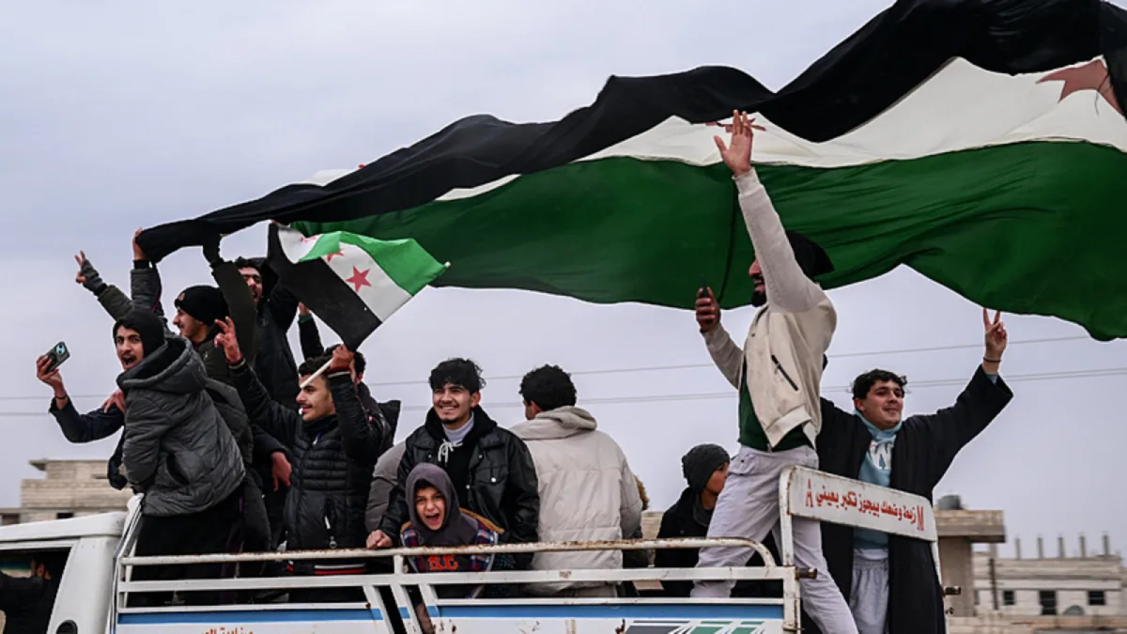 1200x675-suriyelilerden-temizlik-kutlamasi-ypg-coktu-rejim-asil-simdi-dustu-1768734921683