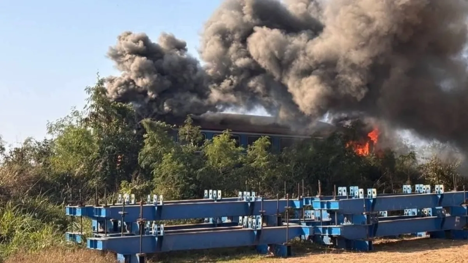 1200x675-taylandda-vinc-faciasi-hareket-eden-trenin-uzerine-devrildi-1768367525774