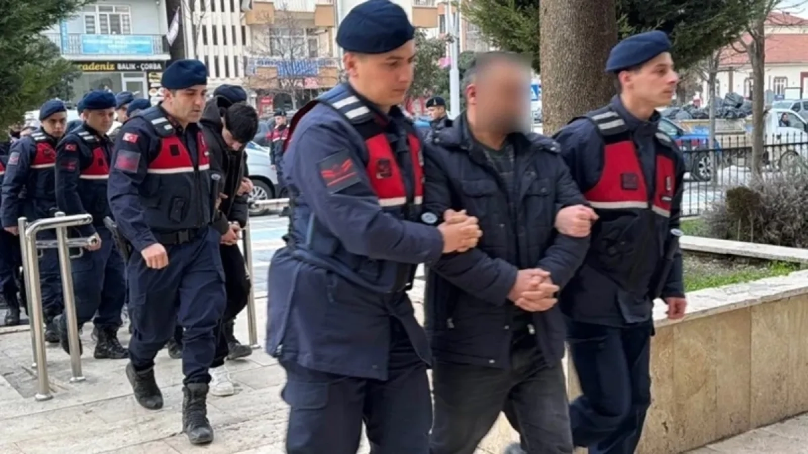 1200x675-tokatta-100-milyonluk-yasa-disi-bahis-ve-dolandiricilik-operasyonu-16-gozalti-1768458385148