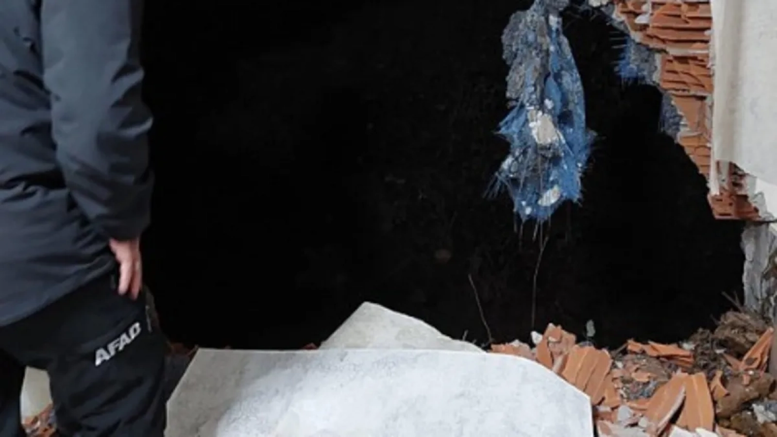 1200x675-trabzonda-korkunc-olay-toprak-kaymasinda-6-katli-bina-hasar-aldi-1767754721174