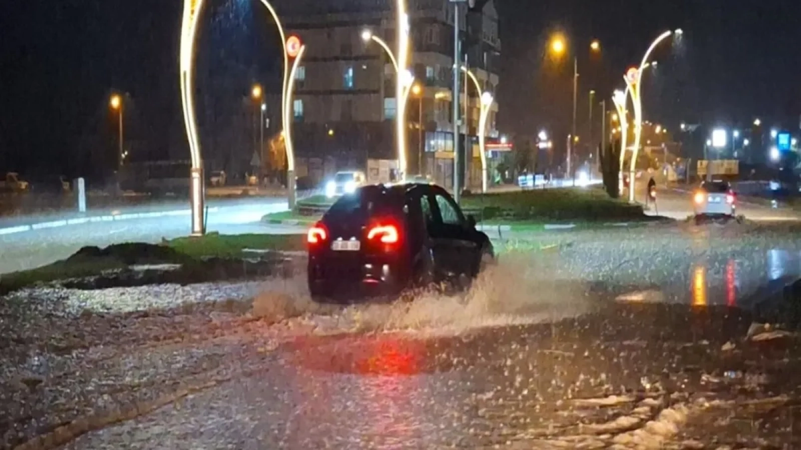 1200x675-trakyada-saganak-caddeler-gole-dondu-ev-ve-is-yerlerini-su-basti-1767840004289