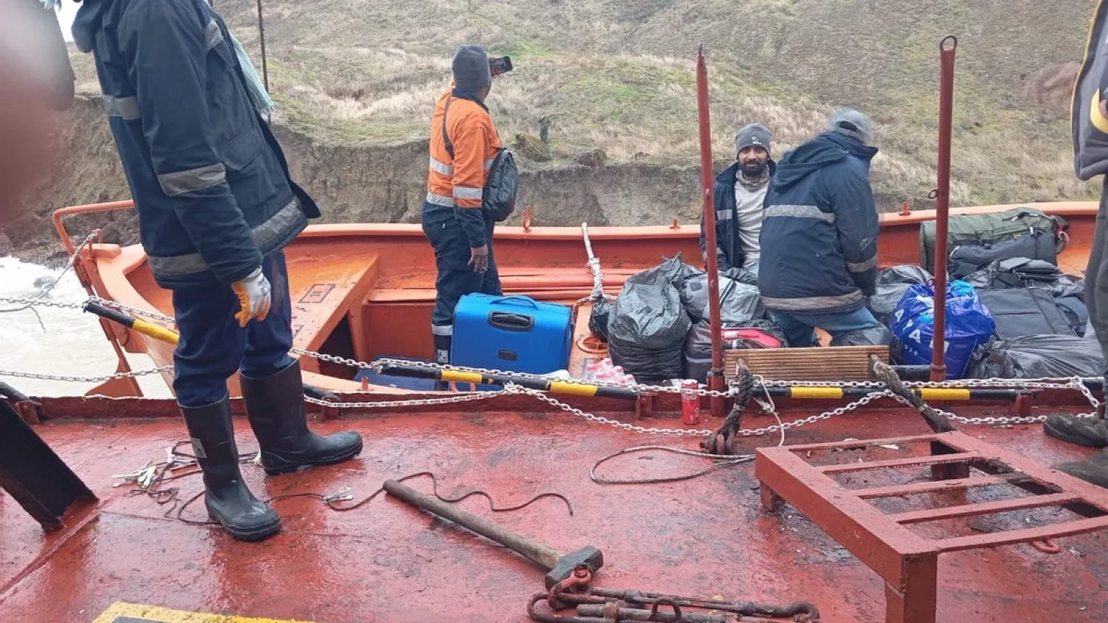 1200x675-turk-gemisi-kerc-bogazinda-karaya-oturdu-1767680901520