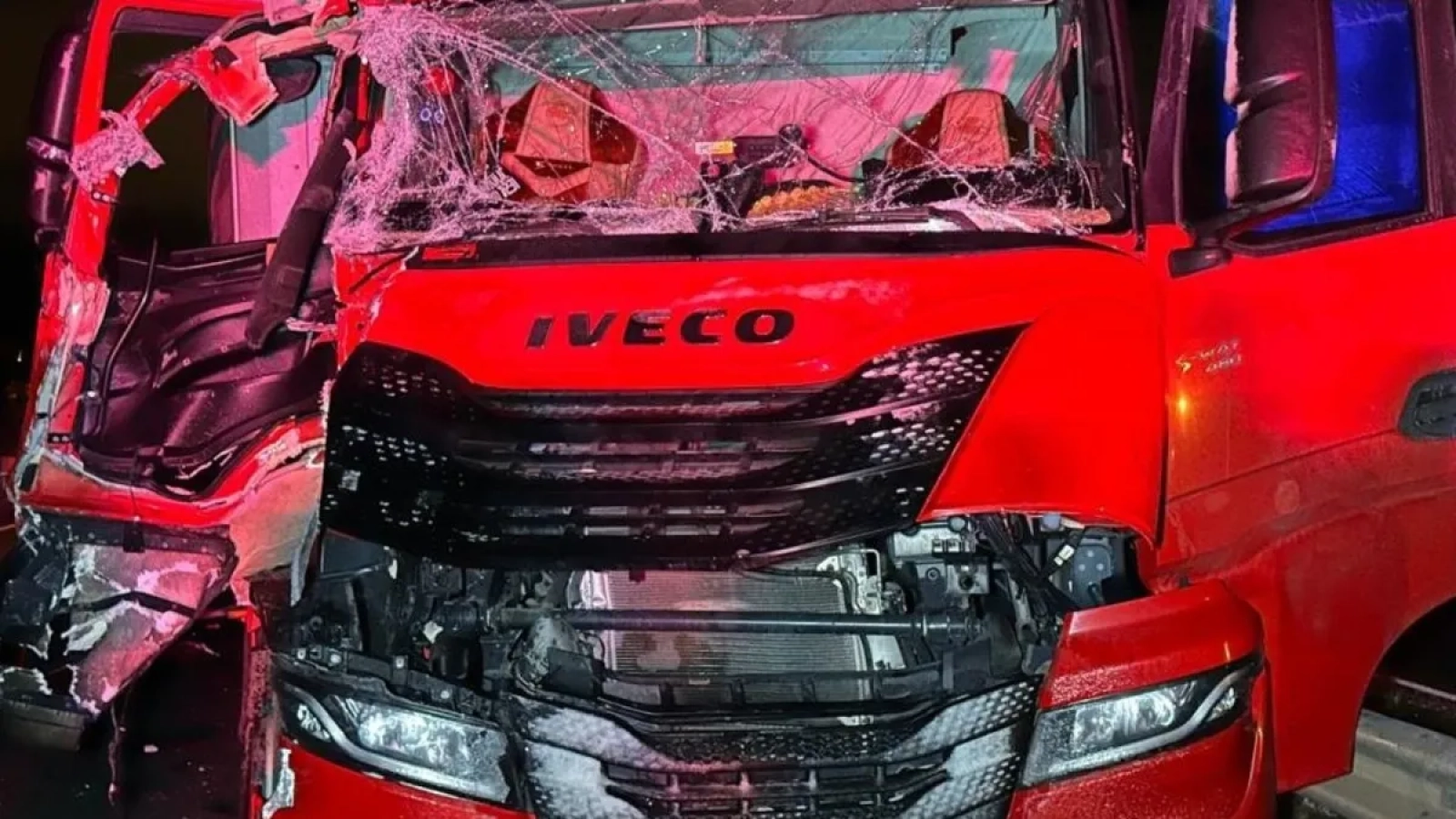 1200x675-usakta-korkunc-kaza-iki-tirin-carpisti-faciadan-donuldu-1768270167478