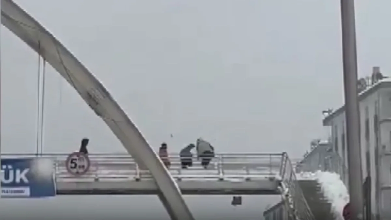 1200x675-ust-gecitte-korkunc-saldiri-kar-topu-atan-cocuklara-yumrukladi-1767408014040