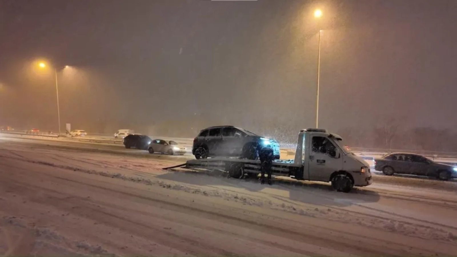 1200x675-uyarilar-gunler-oncesinden-yapilmisti-ibb-yilin-ilk-kar-mesaisinde-yine-sinifta-kaldi-1767250428119