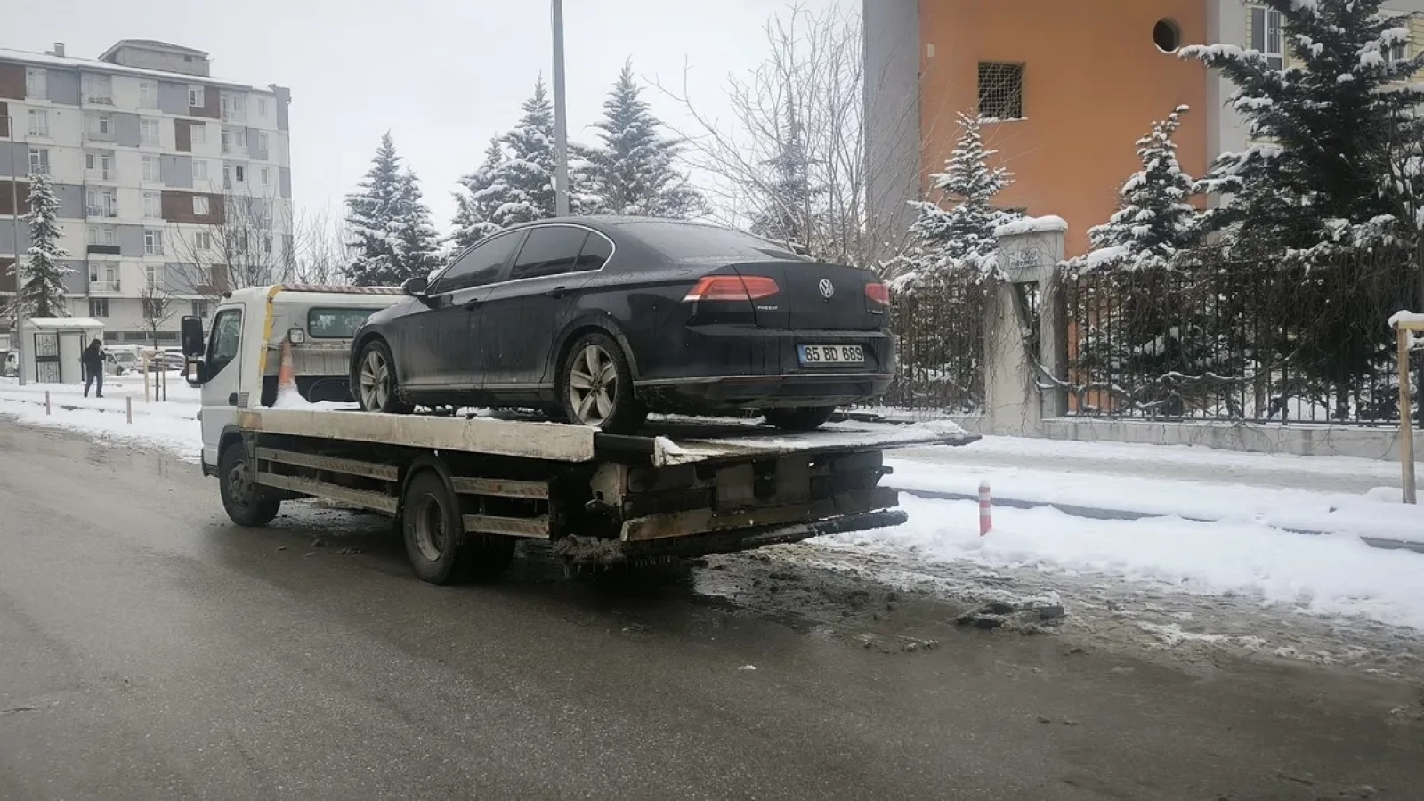 1200x675-vanda-dem-partili-baskanin-resmi-aracina-haciz-soku-1768512849084