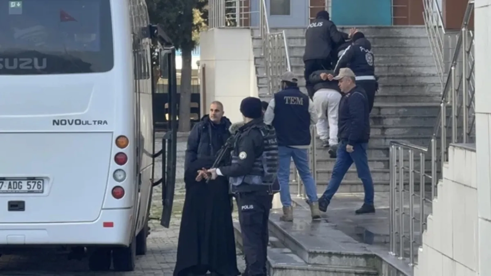 1200x675-yalovada-3-polis-sehit-olmustu-deas-operasyonunda-yakalanan-26-supheli-tutuklandi-1767340752512