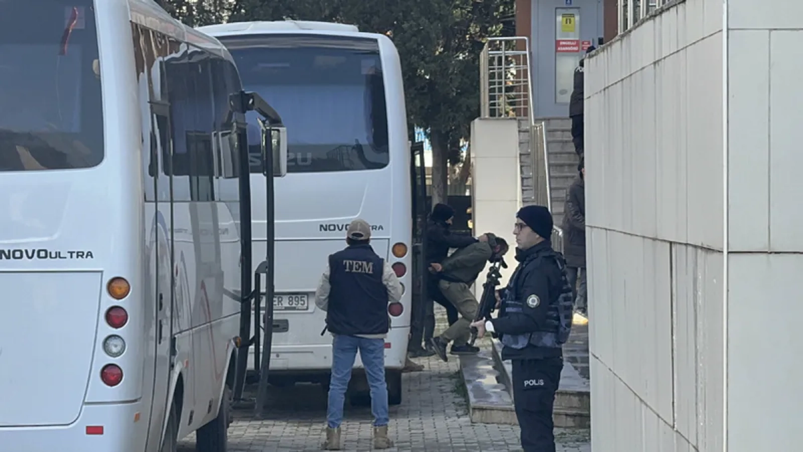 1200x675-yalovada-deas-operasyonunda-yakalanan-25-supheli-adliyeye-sevk-edildi-1767264686420