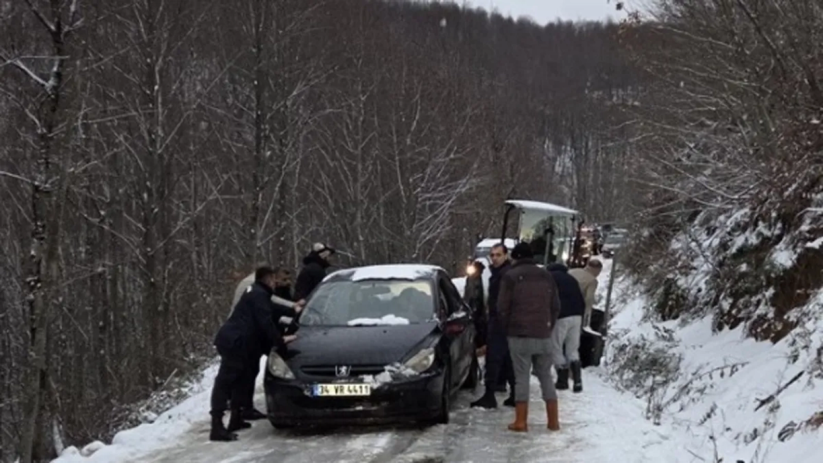 1200x675-yalovada-yogun-kar-mahsur-birakti-10-aractaki-35-kisi-kurtarildi-1768764524340