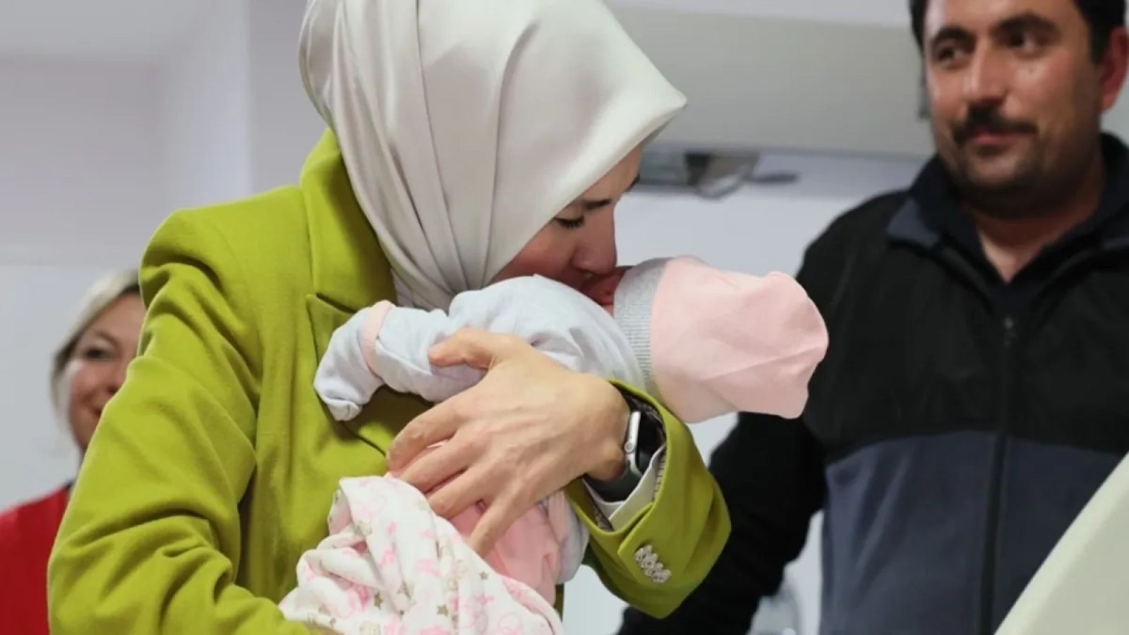 1200x675-yeni-yilin-ilk-bebekleri-dunyaya-geldi-bakan-goktastan-ziyaret-1767218106732