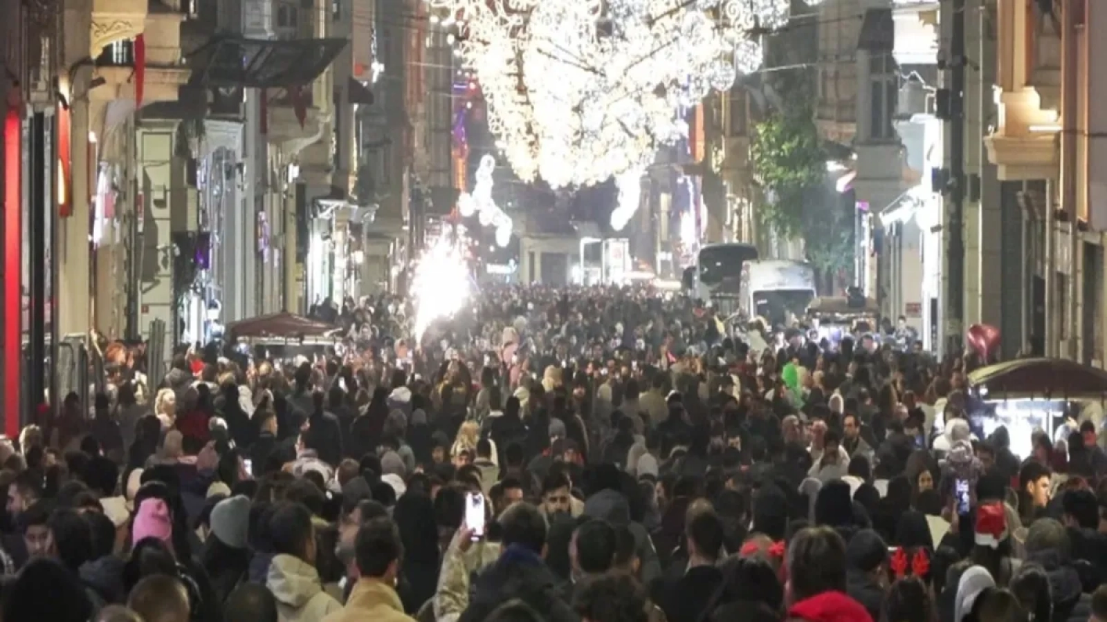 1200x675-yeni-yilin-ilk-dakikalarinda-a-haber-ekipleri-sahada-yurt-genelinde-neler-oluyor-1767228765204