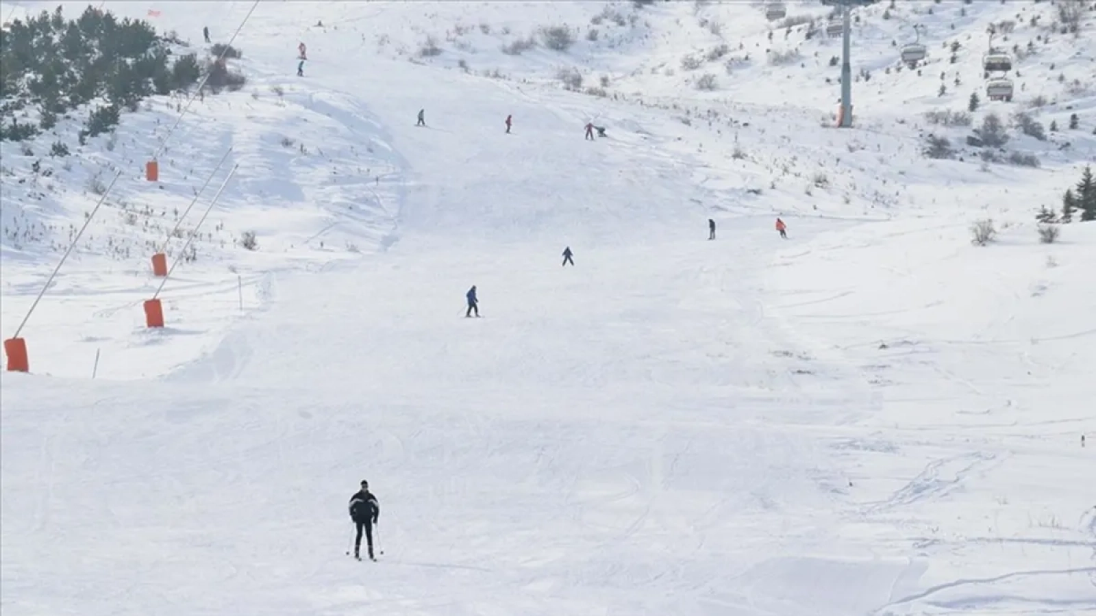 1200x675-yildiz-daginda-kayak-sezonu-mesalelerle-acildi-1767548233901