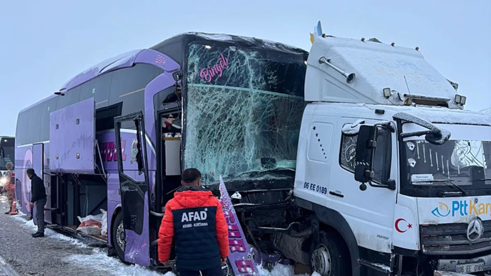 1200x675-yolcu-otobusu-kamyona-carpti-9-yarali-1768025995773