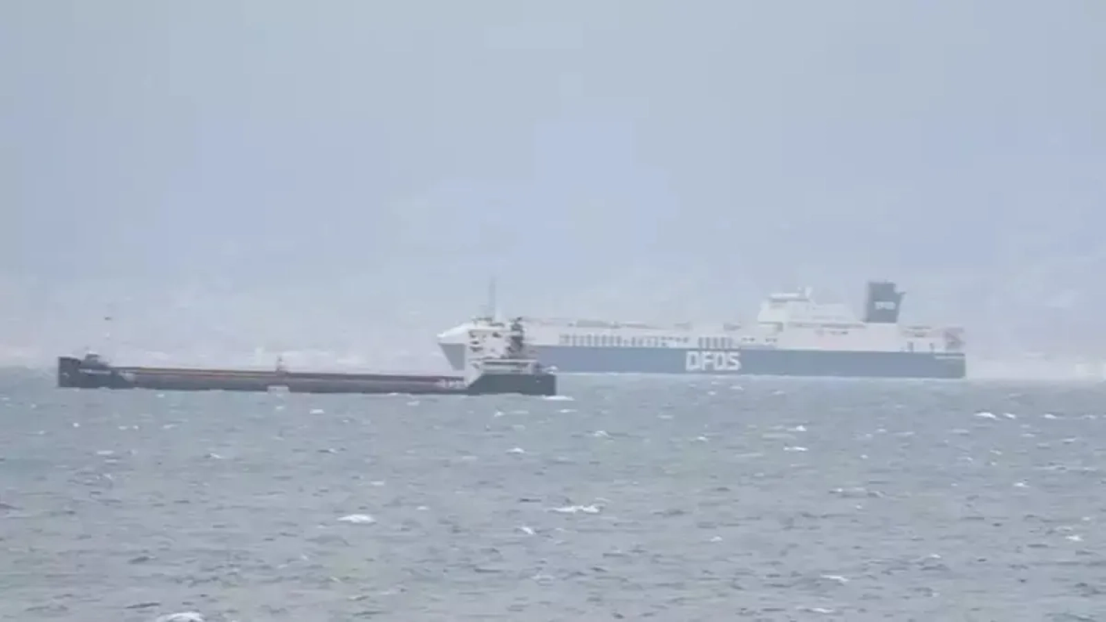 1200x675-yuk-gemileri-firtina-nedeniyle-edremit-korfezine-sigindi-1767522736491